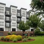 Spacious 2Bd With Private Balcony And Free Parking 2