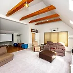 Holiday home 3br Escape Pool Hot Tub Theater
