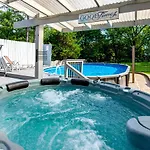 3br Escape Pool Hot Tub Theater Holiday home Charlotte