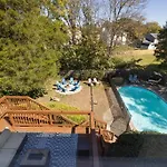 The Poolside Retreat - Spacious 4 Bdrm With Pool, Hot Tub,Firepit,Games,Dogs Welcome