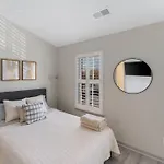 Golf Oasis Modern Townhome! Holiday home *
