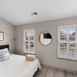 Golf Oasis Modern Townhome! Holiday home Charlotte
