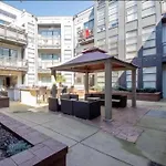 Chic 1-Bedroom Modern Apt With Gym & Free Parking