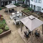 Chic 1-Bedroom Modern Apt With Gym & Free Parking