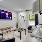 Uptown Oasis, Hot Tub, Swing Chairs, Fire Pit, Gazebo Holiday home Charlotte