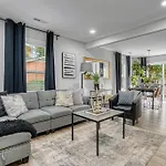 Uptown Oasis, Hot Tub, Swing Chairs, Fire Pit, Gazebo Holiday home *