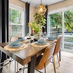 Uptown Oasis, Hot Tub, Swing Chairs, Fire Pit, Gazebo Holiday home Charlotte