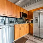 Apartment Perfect Uptown Loft-2 Min Walk To City's Spots