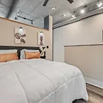 Perfect Uptown Loft-2 Min Walk To City's Spots