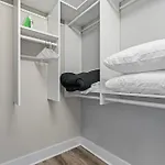 Apartment Perfect Uptown Loft-2 Min Walk To City's Spots *
