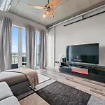 Perfect Uptown Loft-2 Min Walk To City's Spots Apartment