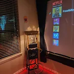 Movie Themed Family Get-A-Way! Sleeps 7 Popcorn, Snacks, And Drinks, Included - Pools Are Still Open!