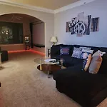 Movie Themed Family Get-a-way! Sleeps 7 Popcorn, Snacks, And Drinks, Included - Pools Are Still Open!