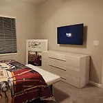 Apartment Movie Themed Family Get-a-way! Sleeps 7 Popcorn, Snacks, And Drinks, Included - Pools Are Still Open! Charlotte
