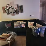 Movie Themed Family Get-a-way! Sleeps 7 Popcorn, Snacks, And Drinks, Included - Pools Are Still Open! Apartment