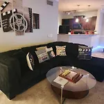 Apartment Movie Themed Family Get-a-way! Sleeps 7 Popcorn, Snacks, And Drinks, Included - Pools Are Still Open! Charlotte