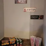 Movie Themed Family Get-a-way! Sleeps 7 Popcorn, Snacks, And Drinks, Included - Pools Are Still Open! Apartment *