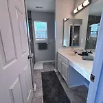 Amazing 4 Bdrm W Garage In Villa *