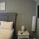 Single Rm Or Entire Near Uptown Guest house *