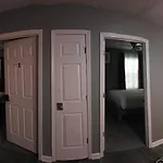 Single Rm Or Entire Near Uptown Guest house