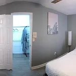 Guest house Single Rm Or Entire Near Uptown