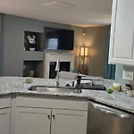 Single Rm Or Entire Near Uptown Guest house