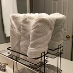 Single Rm Or Entire Near Uptown Guest house *