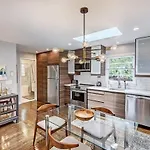 Relax And Recharge In Myers Park Holiday home
