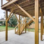 Holiday home 6 Mi To Spectrum Center: Spacious Getaway W/ Deck