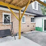 6 Mi To Spectrum Center: Spacious Getaway W/ Deck Holiday home Charlotte