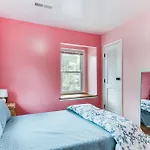 Holiday home 6 Mi To Spectrum Center: Spacious Getaway W/ Deck Charlotte