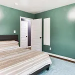 6 Mi To Spectrum Center: Spacious Getaway W/ Deck Holiday home Charlotte