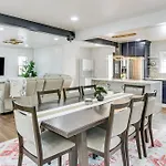 6 Mi To Spectrum Center: Spacious Getaway W/ Deck Holiday home