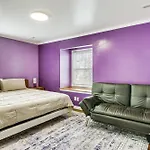 Holiday home 6 Mi To Spectrum Center: Spacious Getaway W/ Deck