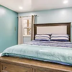 6 Mi To Spectrum Center: Spacious Getaway W/ Deck Charlotte