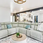 6 Mi To Spectrum Center: Spacious Getaway W/ Deck Holiday home