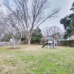 Holiday home 6 Mi To Spectrum Center: Spacious Getaway W/ Deck