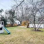 6 Mi To Spectrum Center: Spacious Getaway W/ Deck Charlotte