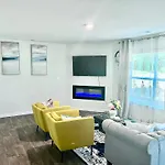 Spacious 4-bedroom House,6beds With Office Space Holiday home