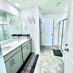 Spacious 4-bedroom House,6beds With Office Space Holiday home *