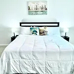 Spacious 4-bedroom House,6beds With Office Space