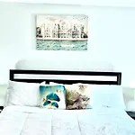 Holiday home Spacious 4-bedroom House,6beds With Office Space Charlotte