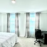 Holiday home Spacious 4-bedroom House,6beds With Office Space *