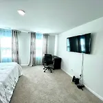 Spacious 4-bedroom House,6beds With Office Space