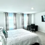 Spacious 4-bedroom House,6beds With Office Space *