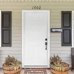 Unique Cozy Home 6 Min 2 Uptown Fire Pit & Yard