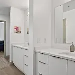 Carolina Cove - Free Parking, Spacious, Views Apartment
