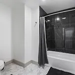 Apartment Cozy Charm - Spacious, Parking, Balcony, Gym