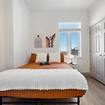 Cozy Charm - Spacious, Parking, Balcony, Gym Apartment *