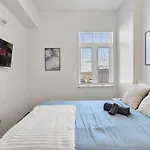 Cozy Charm - Spacious, Parking, Balcony, Gym Apartment Charlotte